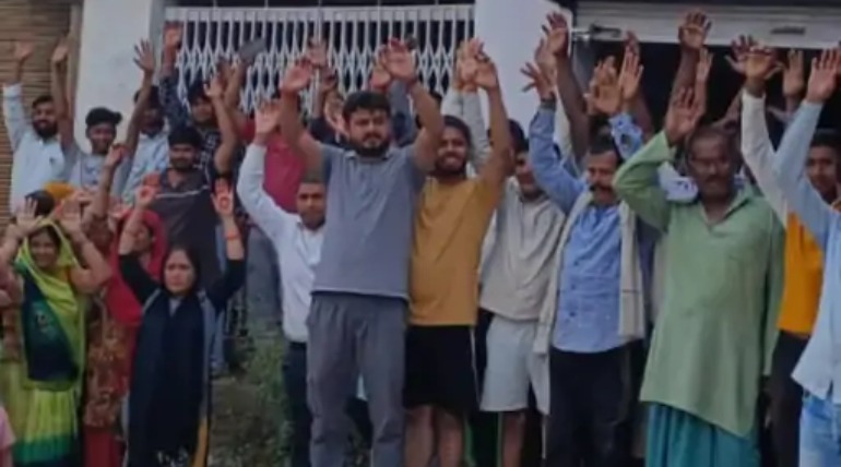 मेडिकल स्टोर के पास शराब दुकान का विरोध, ग्रामीणों ने किया प्रदर्शन, स्थानांतरण की मांग