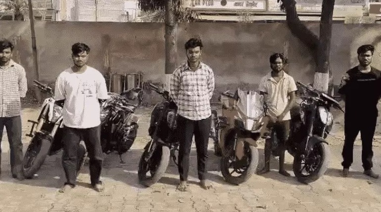 पकड़े गए 5 स्टंटबाज, लाइक, व्यूज के चक्कर में सड़क पर उड़ा रहे थे रेसर बाइक