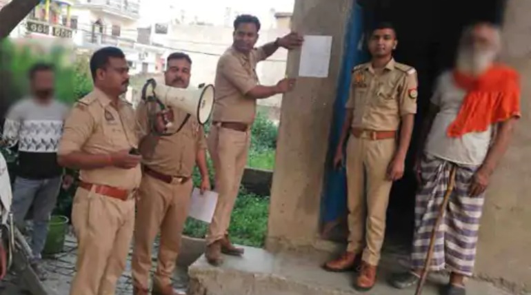 फर्जी पासपोर्ट मामले में आरोपी के घर हुई मुनादी, कोर्ट के आदेश पर नोटिस चस्पा