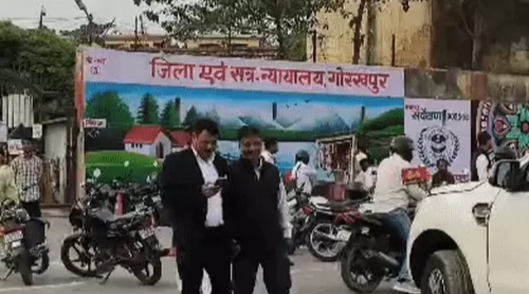 गोरखपुर सिविल कोर्ट में बार एसोसिएशन का चुनाव, वोटिंग में  चेकिंग के बाद मिल रही एंट्री, 11 पदों के लिए 96 प्रत्याशी लड़ रहे चुनाव, शाम 5 बजे तक चलेगी वोटिंग