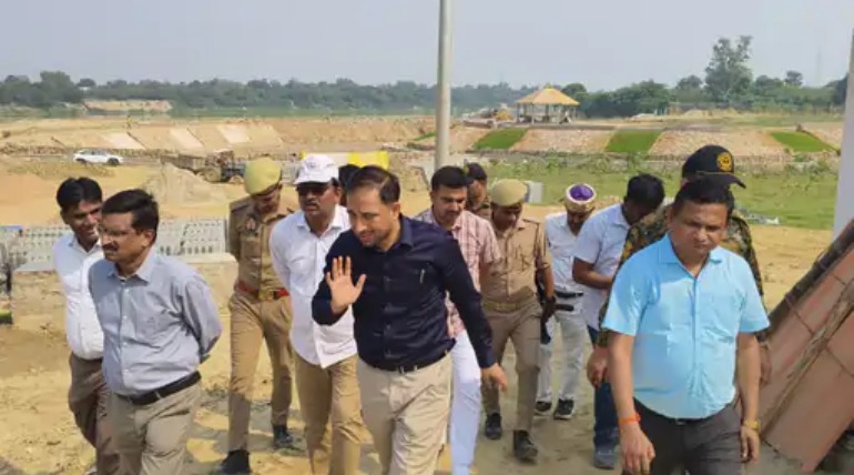 मेयर और नगर आयुक्त ने किया परियोजनाओं का निरीक्षण, ट्रांसपोर्टनगर कामर्शियल काम्प्लेक्स की धीमी प्रगति पर ठेकेदार को नोटिस