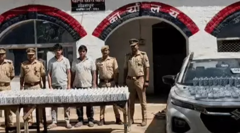 1611 बॉटल शराब के साथ दो तस्कर गिफ्तार, दो राज्यों के नंबर प्लेट का इस्तेमाल कर हरियाणा से बिहार में करते थे तस्करी