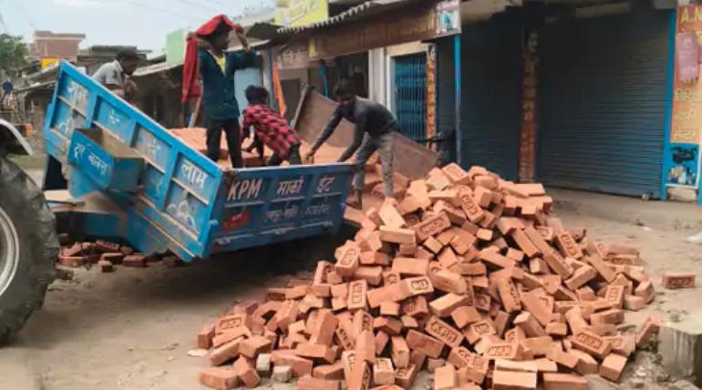 अनियंत्रित ट्रैक्टर-ट्रॉली पलटी, सड़क चौड़ीकरण कार्य के कारण हुआ हादसा, जनहानि नहीं