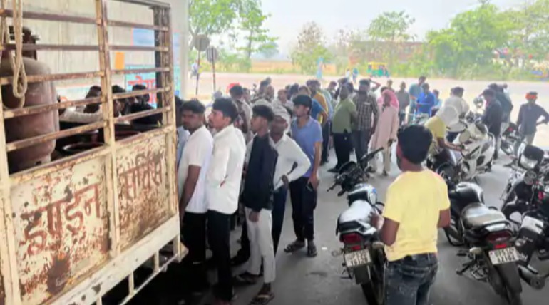 पीपीगंज में गैस एजेंसी निलंबित, ग्राहक परेशान, एक माह बाद भी होम डिलीवरी नहीं
