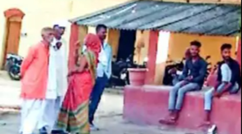 बाइक सवार महिला का मंगलसूत्र छीना, थाने से 100 मीटर दूर दो अज्ञात बदमाश फरार