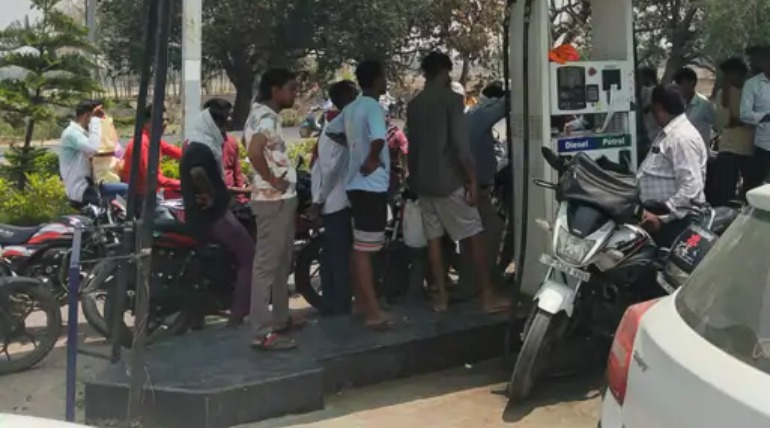 पेट्रोल पंप पर एक घंटे ठप रही आपूर्ति, कर्मचारियों के खाने-हिसाब के कारण लोग धूप में हुए परेशान