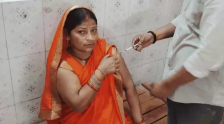 एंटी रैबीज इंजेक्शन लगवा रहे भैंस का दूध पीने वाले:कुत्ते के काटने से मौत होने के बाद मचा हड़कंप