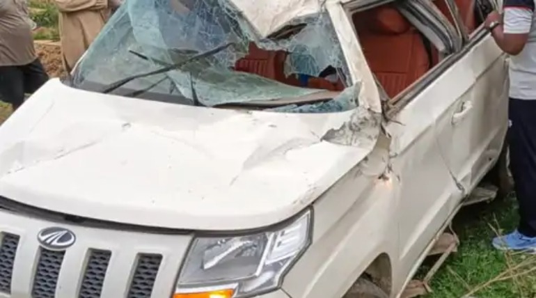 फोरलेन पर कार पलटी, 3 की मौत, 2 घायल, बिहार से अयोध्या जा रहे थे श्रद्धालु