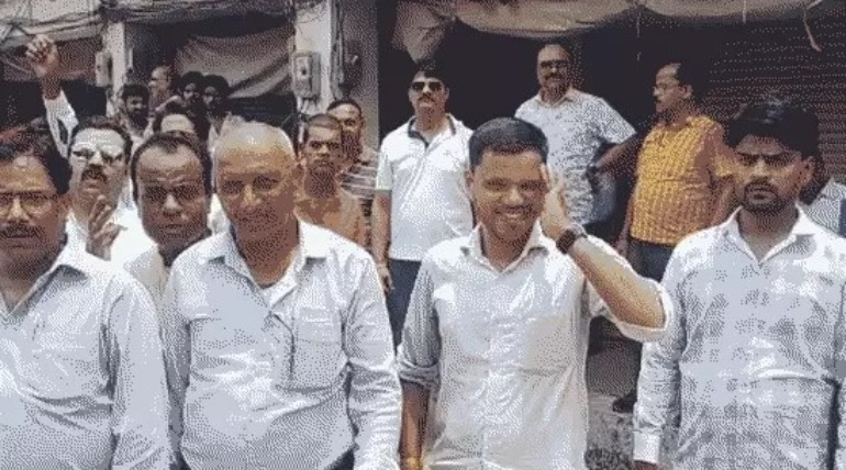 दवा विक्रेताओं ने किया प्रदर्शन, नारे लगाए, ऑनलाइन बिक्री बंद करो, दूसरे संगठन ने खुली रखी दुकान