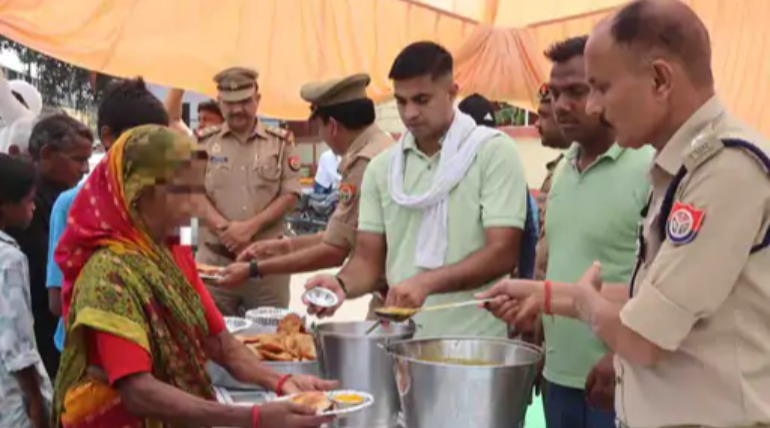 पुलिस लाइन में विशाल भंडारा, एसपी रेलवे ने बांटा प्रसाद, उमड़ी श्रद्धालुओं की भीड़