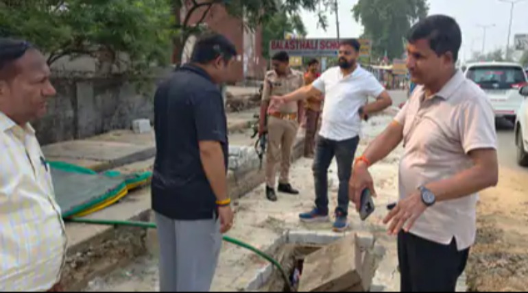 खुला नाला पाने पर नगर आयुक्त ने जताई नाराजगी, गंदगी हटाने और स्लैब लगाने पर दिया जोर