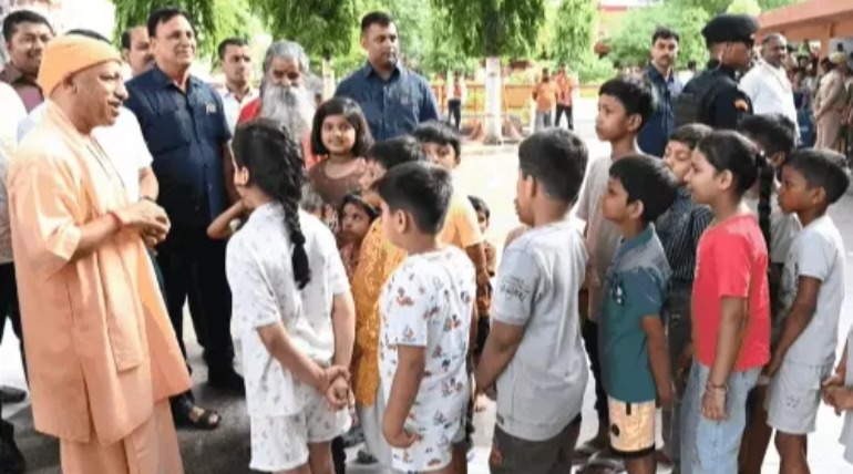 CM योगी ने 200 लोगों की समस्या सुनी, जनता दर्शन में अधिकारियों से कहा-प्राथमिकता पर निस्तारित करें समस्याएं