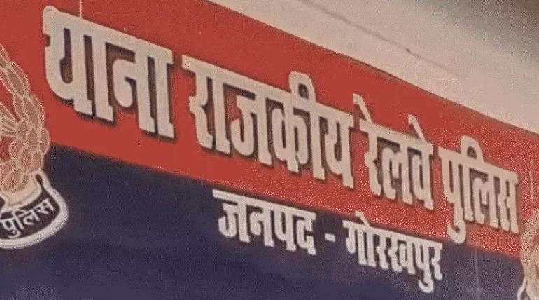 GRP पुलिस ने स्टेशन से 2 शातिर चोर दबोचे, ट्रेनों में सो रहे यात्रियों का चुराते थे सामान, 4 फोन समेत 80 हजार नकद बरामद