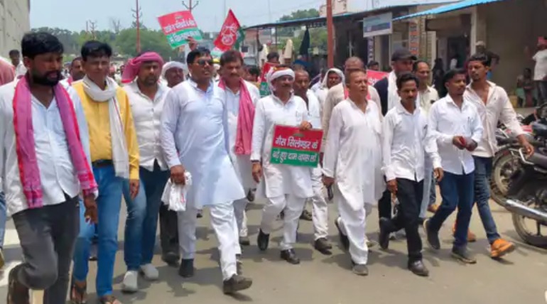 सपा का जोरदार प्रदर्शन, रातभर नेताओं को नजरबंद रखने का आरोप, नीट धांधली और महंगाई को लेकर तहसीलदार को सौंपा ज्ञापन