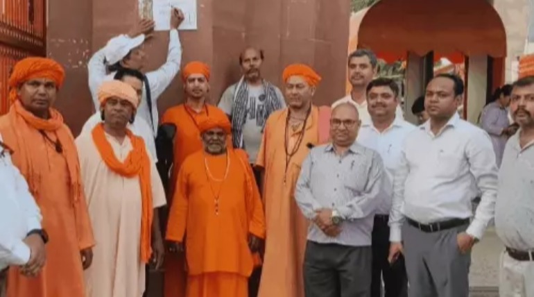 गोरखपुर में गोरखनाथ मंदिर से शुरू हुई मकान की गिनती, एडीएम एफआर के साथ पहुंची जनगणना टीम