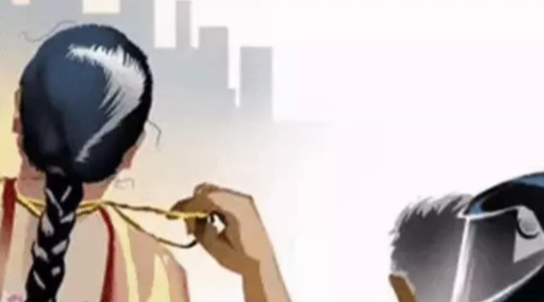 ई-रिक्शा पर महिला का पैर दबाकर सोने की चैन उडाई, 4 महिलाओं की गैंग ने घटना को दिया अंजाम, कैंट थाने पर एफआईआर दर्ज