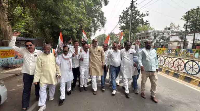 महोबा कांड को लेकर गोरखपुर में सड़क पर उतरी कांग्रेस, सरकार के खिलाफ जमकर नारेबाजी