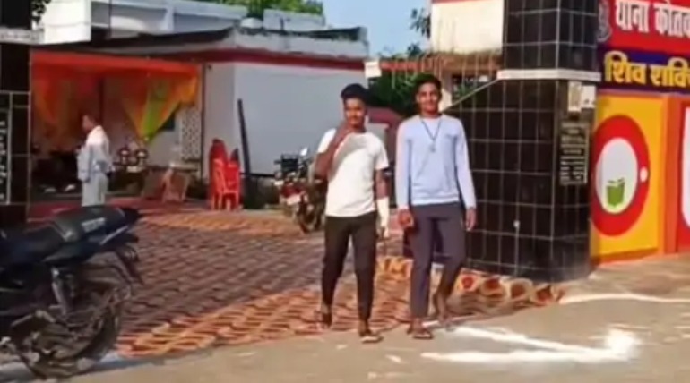 थाने में युवकों ने बनाई रील, जांच शुरू, बैकग्राउंड में लगाया पुलिस-मुकदमों वाला गाना, वायरल