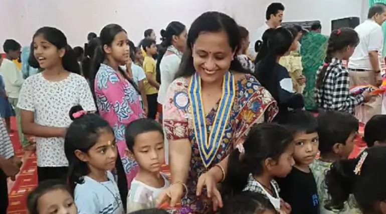 समर कैंप में बच्चों तक पहुंचाई मदद, रोटरी क्लब ने 170 बच्चों के बीच बांटे स्कूल बैग और स्टेशनरी