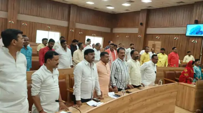नगर निगम सदन हाल में पार्षदों का हंगामा, विदाई समारोह में न बुलाने और अधिकारी के लेट पहुंचने पर बवाल