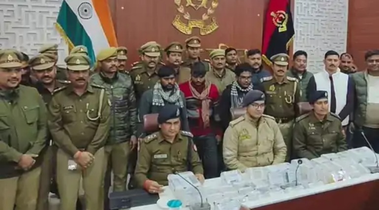 फिल्मी अंदाज में डकैती करने वाली गैंग पर गैंगस्टर, लेखपाल के घर बच्चे के सीने पर तमंचा रखकर लूट लिए थे 80 लाख