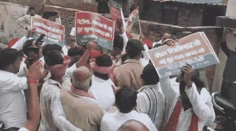 सपा नेताओं और पुलिस में नोकझोंक, नीट पेपर लीक व महंगाई के मुद्दे पर सपाइयों का प्रदर्शन, सड़क पर धक्का-मुक्की