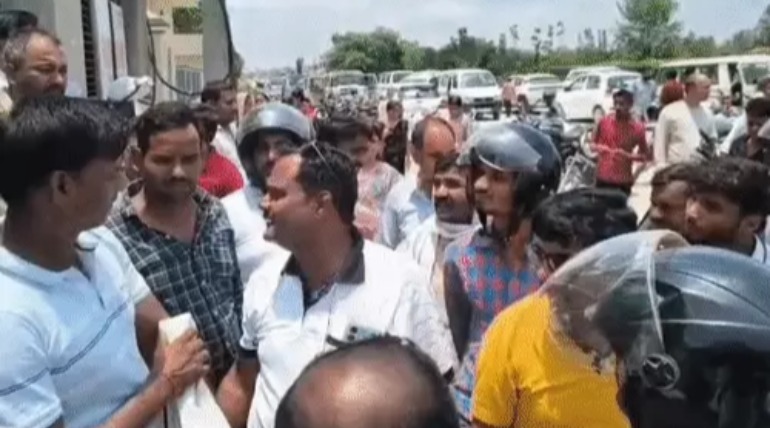 एग्जाम में देरी से छात्रों का फूटा गुस्सा, जमकर किया हंगामा