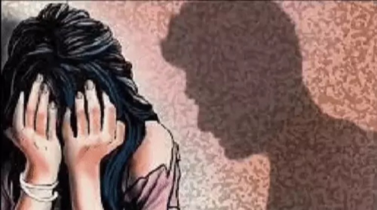 बीच सड़क पर युवती पर हमला, शोहदे ने रोकर बातचीत करने का दबाव बनाया, मना करने पर भड़का