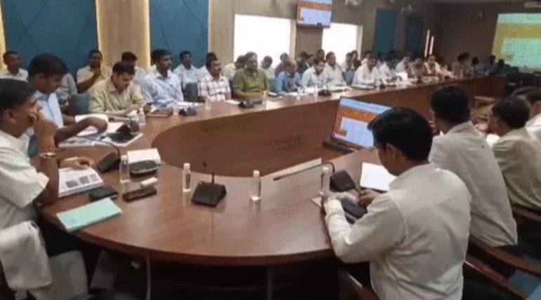 गोरखपुर मंडल में 14 SDM, तहसीलदार का वेतन रुका, पैमाइश, नामांतर के लंबित मामलों पर नाराज कमिश्नर ने दिया निर्देश