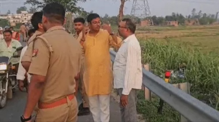 डिवाइडर से टकराकर युवक की मौत, तरकुलहा माता का दर्शन कर लौट रहा था, अनियंत्रित हुई बाइक