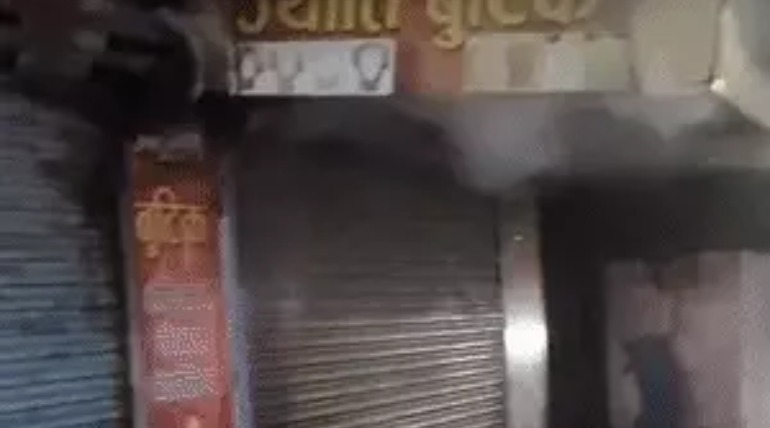 बुटीक में लगी आग, धू- धू कर जले 50 से ज्यादा सलवार-सूट, शादी का लहंगा भी राख