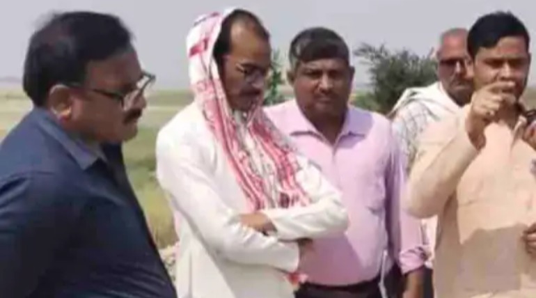 विधायक ने सहगौरा बंधे का किया निरीक्षण, ग्रामीणों की शिकायत पर गुणवत्ता जांची, कार्रवाई के निर्देश