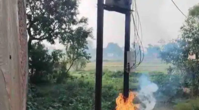 ट्रांसफार्मर में लगी आग, शॉर्ट सर्किट से धू-धू कर जला, बिजली गुल होने से ग्रामीण परेशान