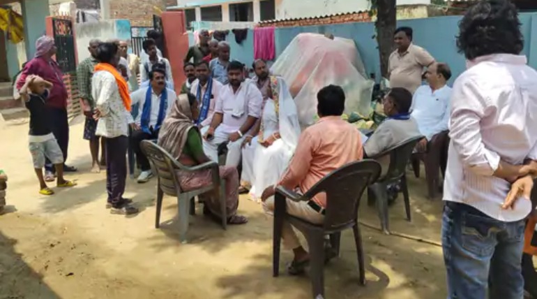 राप्ती नदी में डूबे युवकों के परिजनों को 5000 दिए, बसपा नेताओं ने परिवार को बढ़ाया ढांढस