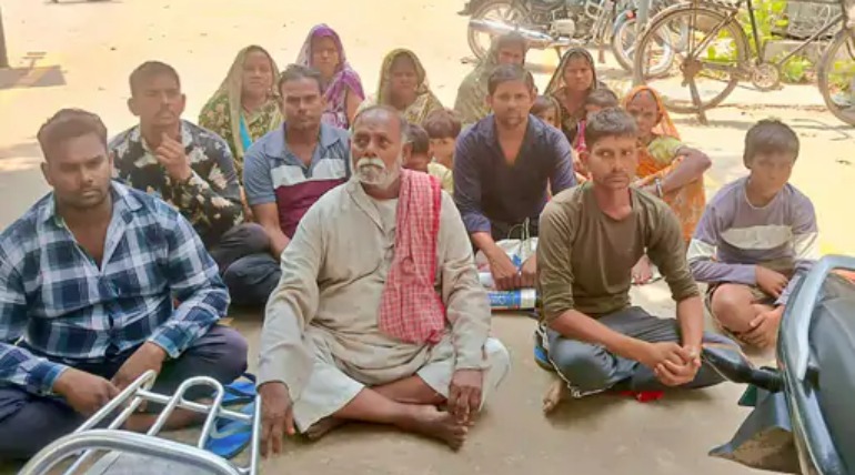 खजनी में पीड़ित परिवार तहसील में अनशन पर, एसडीएम ने हटाया, सीओ को कार्रवाई का आदेश दिया