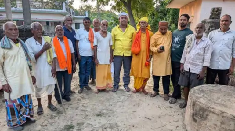 गोरखपुर के नेवास गांव से श्रद्धालुओं का जत्था गया धाम, पितृपक्ष में पितरों के तर्पण और पिंडदान के लिए निकले
