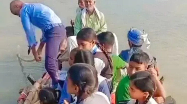 बाढ़ बीच पढ़ाई का जज्बा, नाव से पहुंच रहे स्कूल
