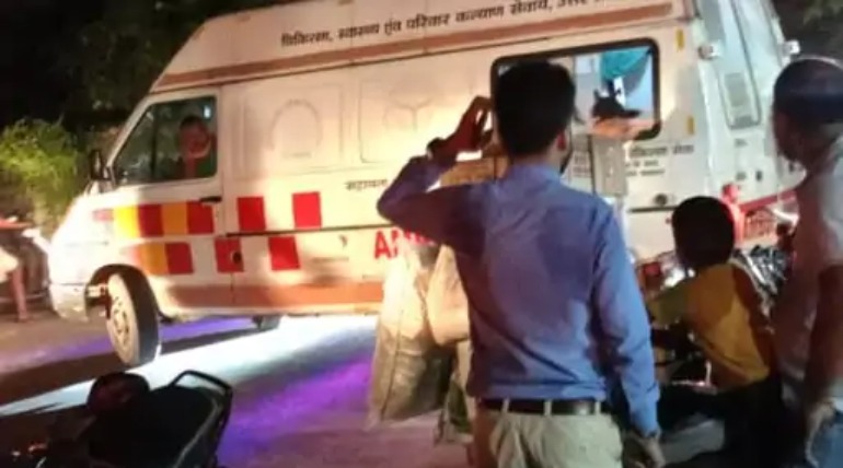 सड़क पर गिरे सागौन के पेड़ से कार टकराई, वन विभाग ने शिकायत के बाद भी नहीं हटाया पेड़