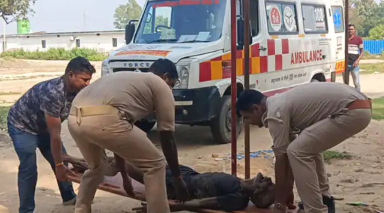 गुलरिहा में चार-दिन से मंदिर के पास पड़ा था बुजुर्ग, पुलिस ने उठाकर अस्पताल पहुंचाया
