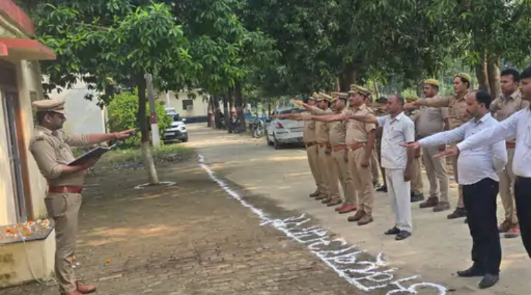 कैंम्पियरगंज रेंज में गांधी-शास्त्री जयंती पर ध्वजारोहण और किया माल्यार्पण