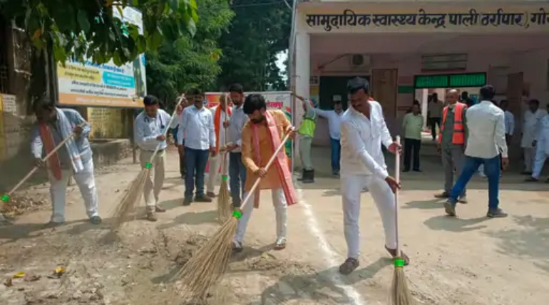 चेयरमैन ने गांधी-शास्त्री जयंती पर झाड़ू लगाकर दिया संदेश