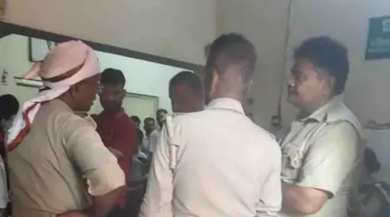बिजली विवाद में लाठी-डंडे से मारपीट, दो लोग घायल, गोरखपुर में एक युवक के हाथ में फ्रैक्चर