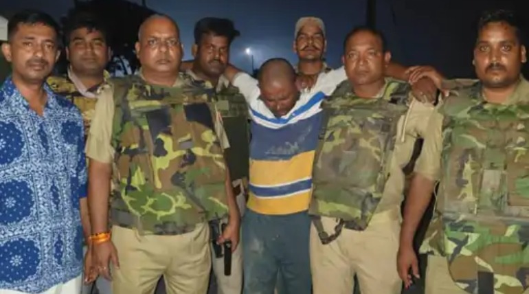 गोरखपुर मुठभेड़ में पकड़े गए चाचा-भतीजा, एक के पैर में लगी गोली