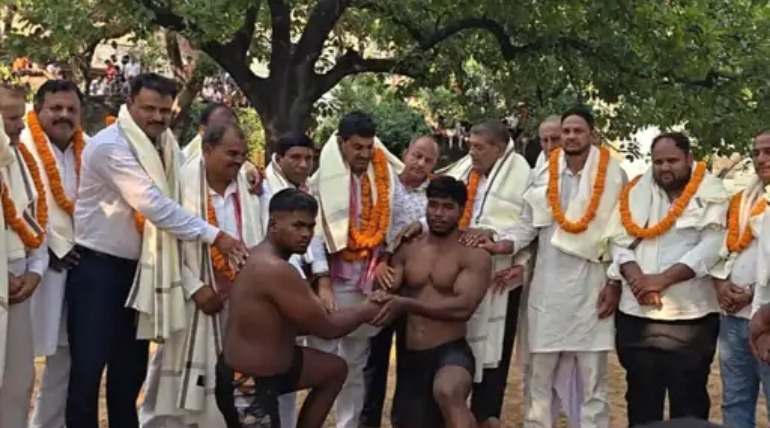 भीटी रावत में कुश्ती प्रतियोगिता में पहलवानों ने ताकत दिखाई