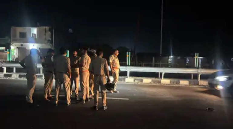 कैंपियरगंज में पुलिस ने संदिग्ध वाहनों की जांच की