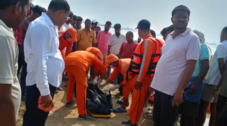 राप्ती में मछली पकड़ते समय दो युवक डूबे, गोरखपुर में साथी ने एक को बचाया