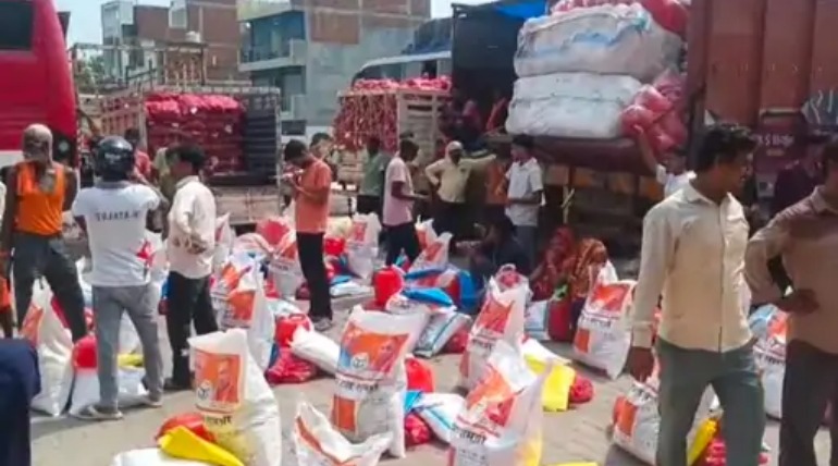 गोरखपुर मे बाढ़ पीड़ितों को विधायक बांटे 1500 राशन पैकेट