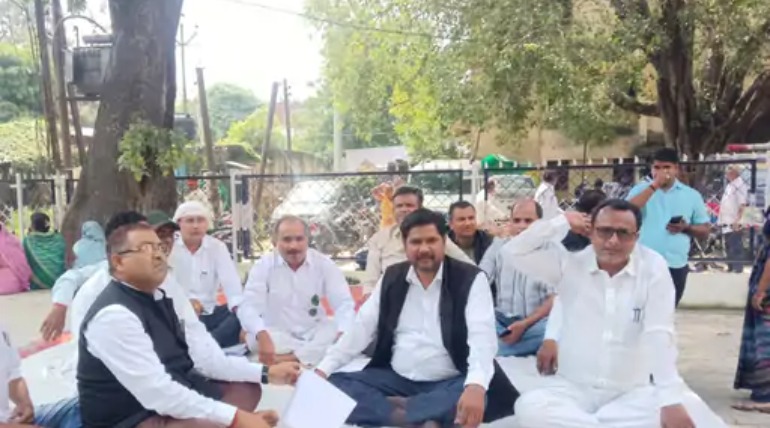 गीडा की दो फैक्ट्रियों पर प्रदूषण और अवैध भूजल दोहन, जांच और FIR दर्ज करने की मांग