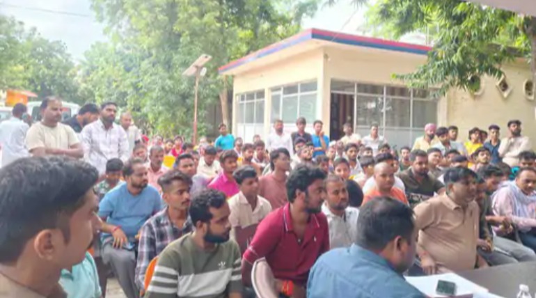 गोरखपुर में बंजर जमीन विवाद, राजस्व टीम वापस लौटी, रकबा और नक्शे में अंतर से सीमांकन नहीं हुआ