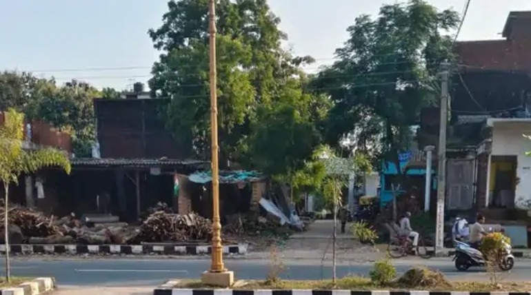 भू-माफियाओं ने किया मकान-आरा मशीन का निर्माण, शिकायत के बाद जांच रिपोर्ट तैयार